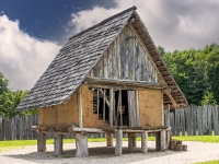 Nerstheimer-Detlef-Rekonstruktion-Hallstattzeitlicher-Herrenhof