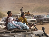Algerien Ahaggar 07_Zuschauer_in_Tazrouk